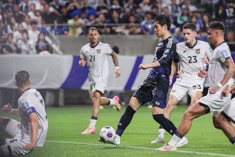 Daichi Kamada kala mencetak gol dalam laga Grup C putaran ketiga Kualifikasi Piala Dunia 2026 zona Asia antara Jepang vs Indonesia di Suita City Football Stadium, Osaka, pada Selasa (10/6/2025). (Photo by JIJI PRESS / AFP) / Japan OUT(AFP/STR)